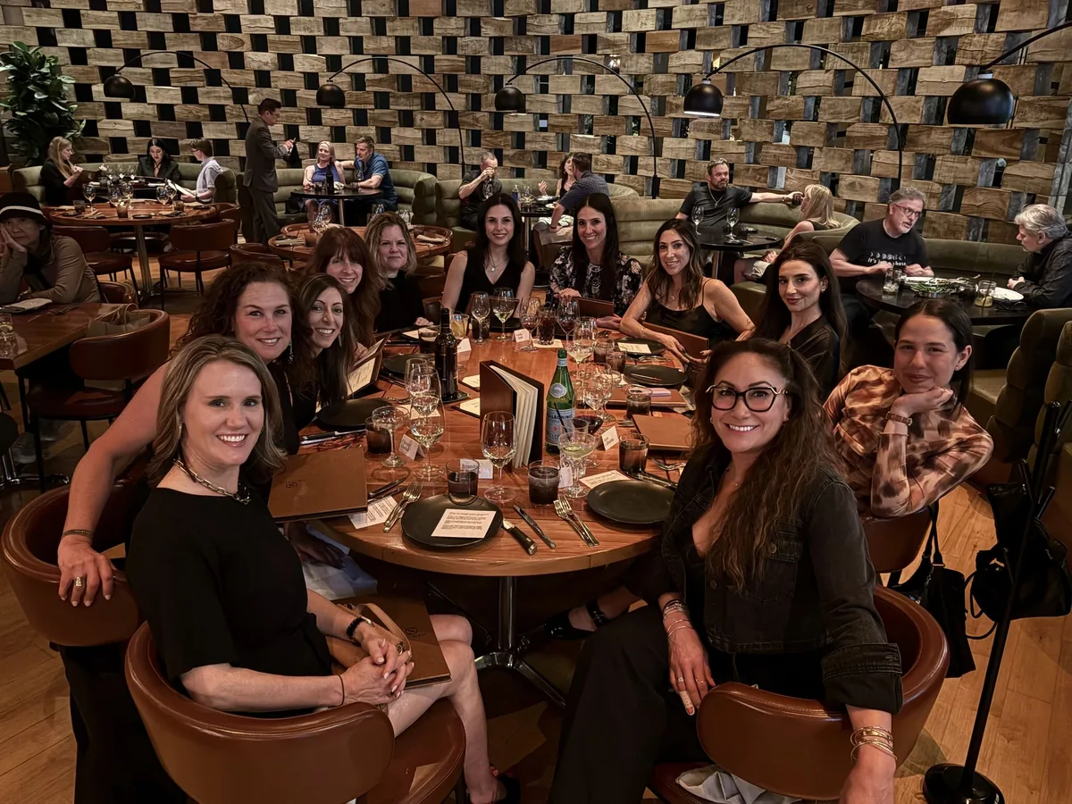 A full table of women ecommerce founders and operators at a LimeLight dinner
